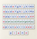 Lettres mobiles script pour écrire ses premiers mots