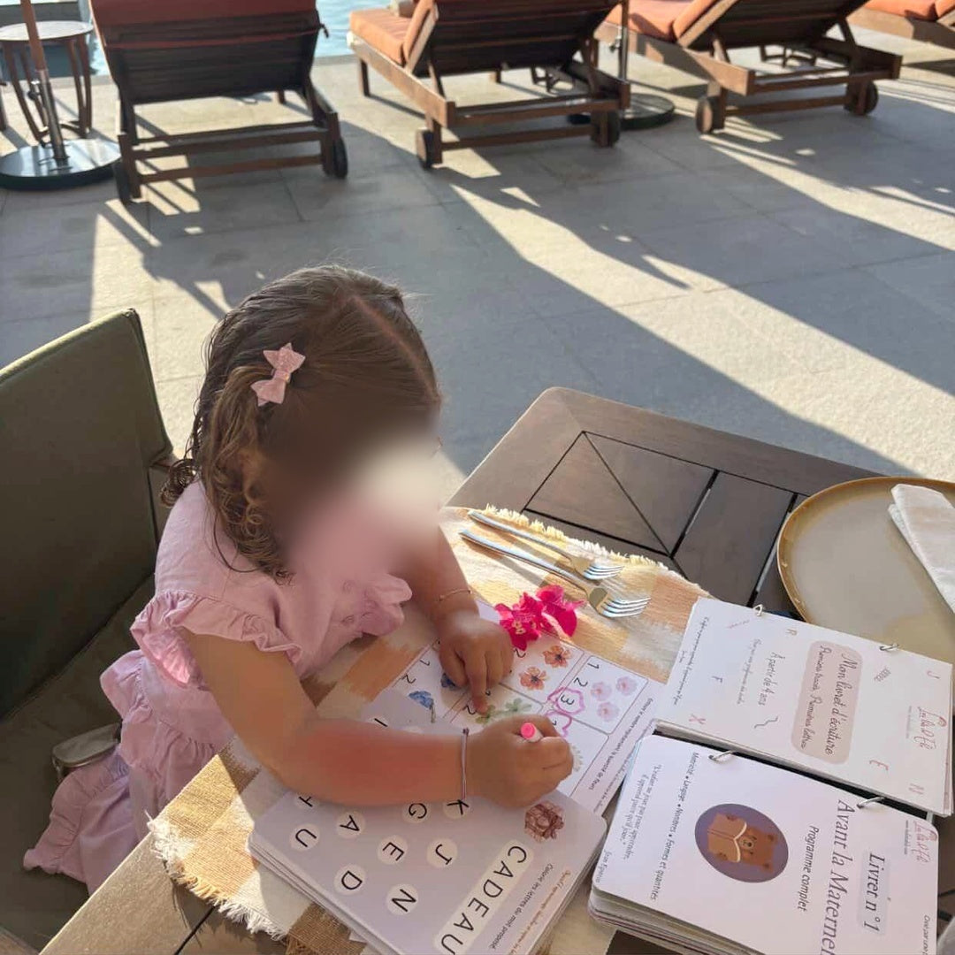 Livret d'Activités n°1 Petite Section emporté en vacances, une petite fille fait une activité au bord de la piscine