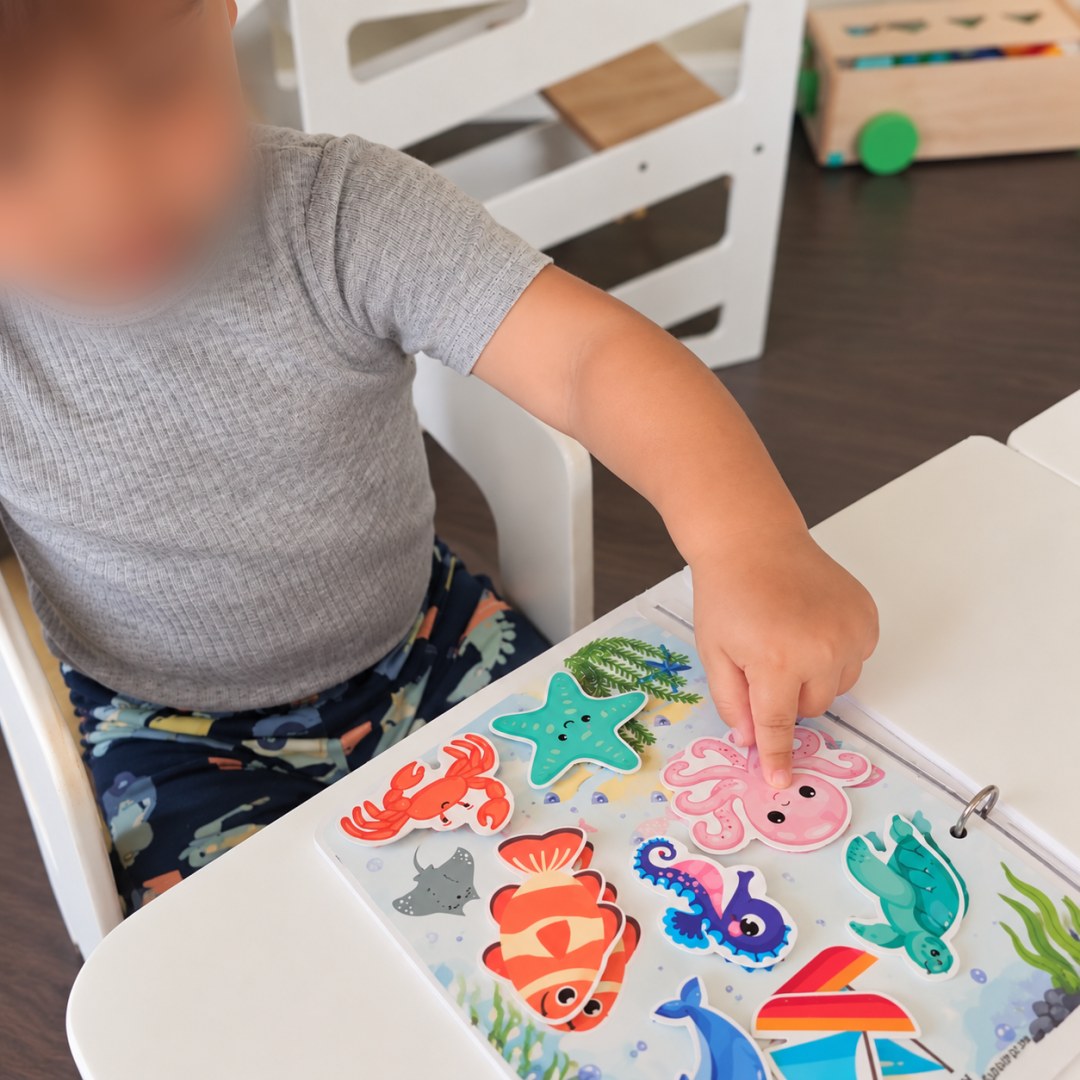 Livret d'Activités Tout-Petits n°1 : un tout-petit montre la pieuvre sur la page des animaux marins