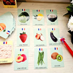 Cartes Vocabulaire français-anglais : fruits et légumes en photo, alignées sur la table