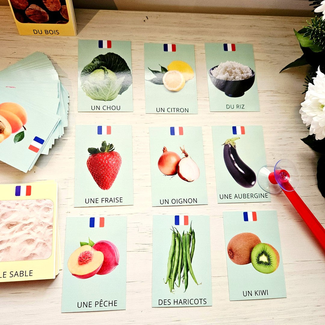 Cartes Vocabulaire français-anglais : fruits et légumes en photo, alignées sur la table