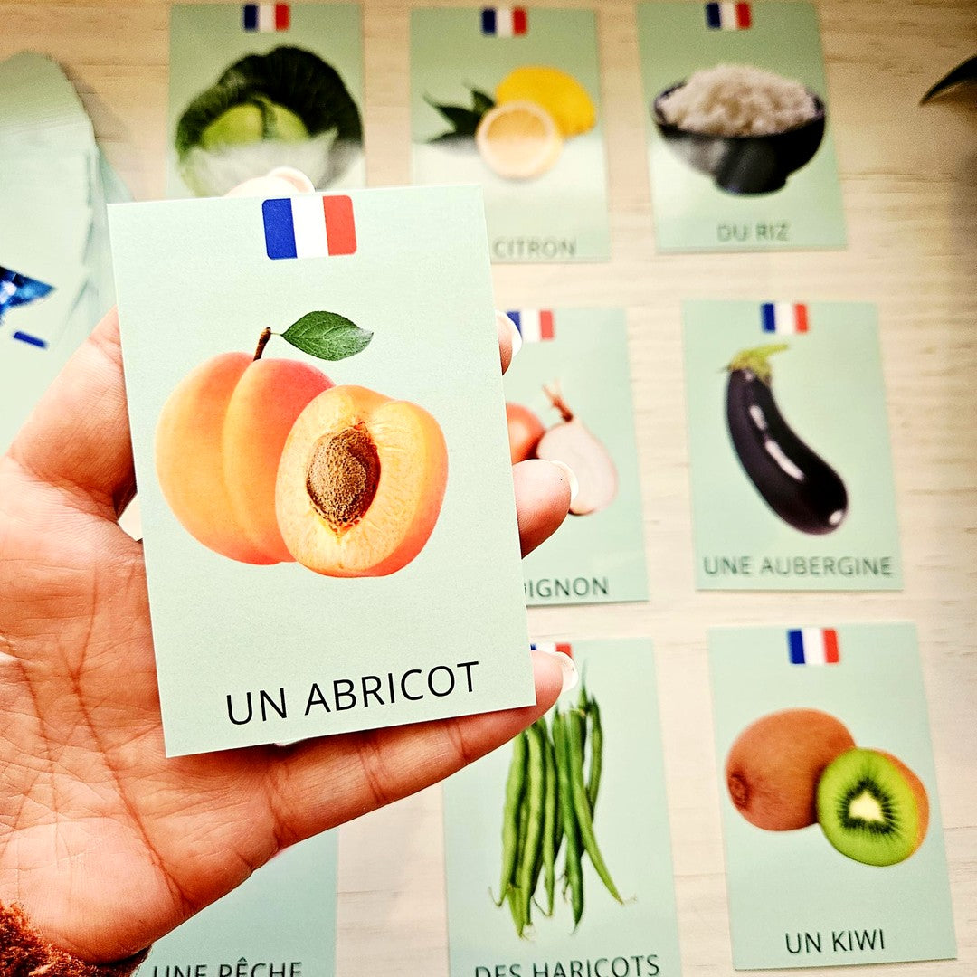 Une carte Un abricot tenue en main, devant les autres cartes